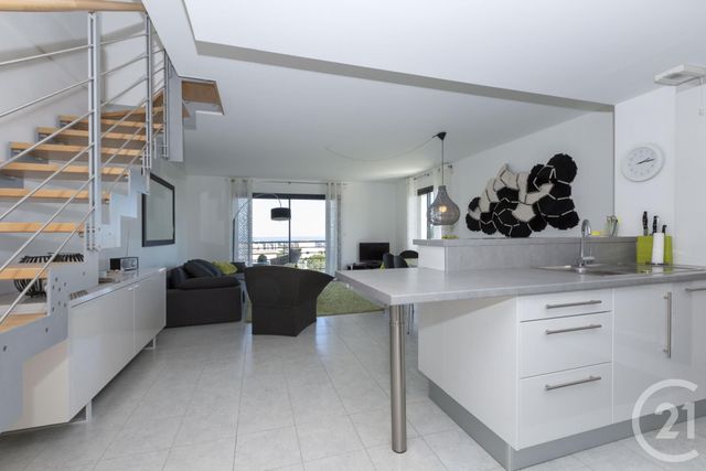 Afficher la photo en grand Appartement Duplex à vendre - 3 pièces - 99.79 m2 - ST LAURENT DU VAR - 06 - PROVENCE-ALPES-COTE-D-AZUR - Century 21 Lafage Transactions